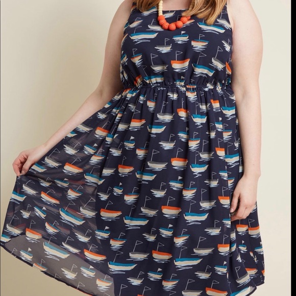 Essential Sleeveless Dress •PLUS SIZE• - Picture 1 of 6